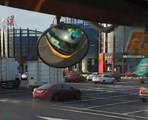 服務(wù)區(qū)停車場現(xiàn)遺棄包裹，司機(jī)警示 這個東西不能撿